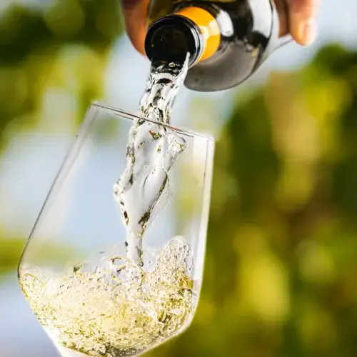 nalewanie wina z butelki do kieliszka